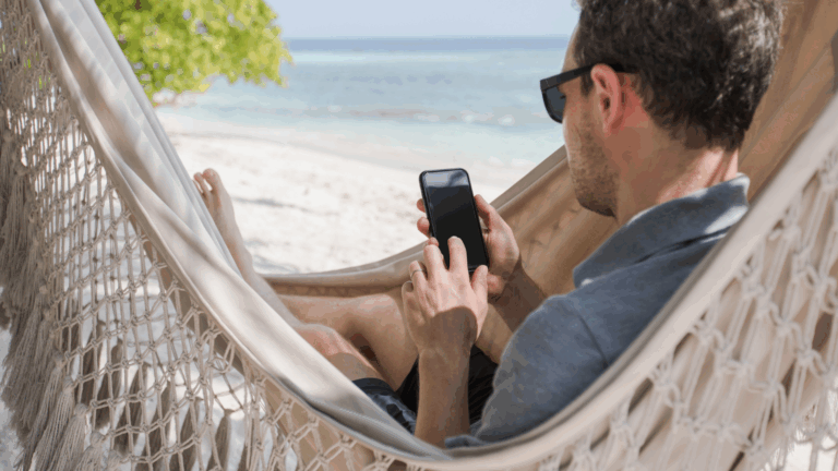 Vacances d’artisan : 5 stratégies digitales pour ne pas perdre de clients cet été